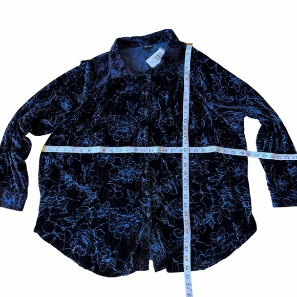 NEW Torrid Madison Velvet Burnout Button Up Shirt Size 3X - Picture 5 of 8